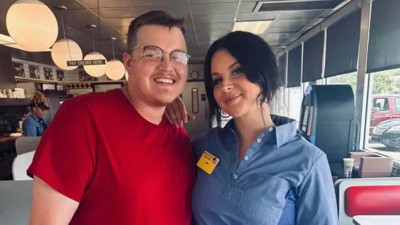 Görenler şaşırdı: Ünlü şarkıcı Lana Del Rey waffle dükkanında çalışırken görüntülendi