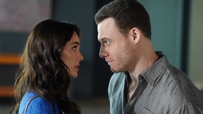 'Ya Çok Seversen' dizisindeki rolleriyle dikkat çekiyorlar! Kerem Bursin ve Hafsanur Sancaktutan öpüştü sosyal medya onları konuştu VİDEO