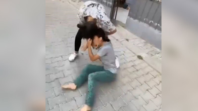 İzmir'de kızlar saç saça kavga etti: O anlar kamerada