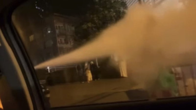 Fatih'te 3 şüpheli durakta bekleyen bir kadına yangın tüpü sıktı