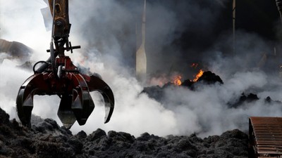 Kocaeli'nde bulunan bir geri dönüşüm fabrikasında çıkan yangına müdahale sürüyor
