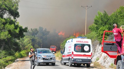Manisa'da orman yangını: Birçok ev yandı, vatandaşlar tahliye ediliyor