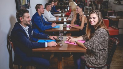 Speed Dating modasını İstanbul'a getiren mekana kilit vuruldu! Birbirlerini 4 dakikada tanıyıp sevgili olmaya çalışıyorlardı