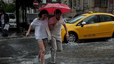 İstanbul'da kavurucu sıcakların ardından sağanak! Göz gözü görmüyor