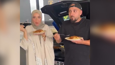 Pahalı aracın motorunda makarna pişirip paylaştılar
