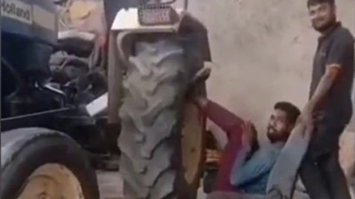 Traktörü tek ayağıyla kaldıracağını iddia eden adamın ayağı feci şekilde kırıldı