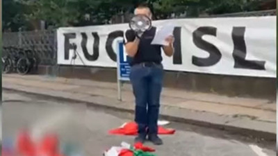 Türk Büyükelçiliği önünde Kur'an-ı Kerim'e saldırıldı