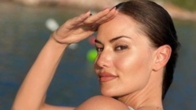 Ailesiyle tatile çıkan Fahriye Evcen tekne pozlarına doymadı! Kot büstiyeriyle verdiği poz sosyal medyayı salladı