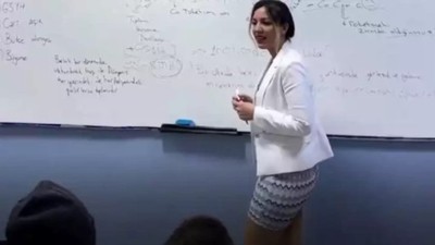 İzmir'de mini eteğiyle ve dekolteli kıyafetleriyle ders anlatan Fidan Öğretmen Doktor unvanı aldı