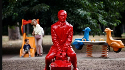 Putin'in heykeli çocuk parkına konuldu