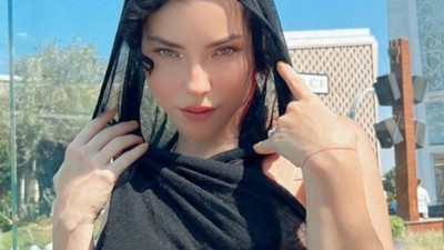 Merve Boğulur'dan anlamsız tesettür! Hem başını hem de sütyensiz göğüslerini kapattı