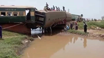 Pakistan'da tren raydan çıktı: 22 ölü, 50 yaralı