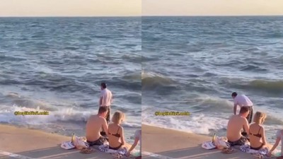 İstanbul Beylikdüzü'nde dalgaların arasında namaz