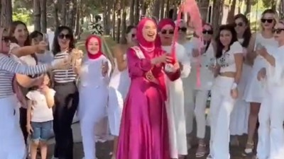 Muhafazakar gelinden bekarlığa veda partisi! Alkolsüz şampanya patlattı, arkadaşlarıyla dans etti