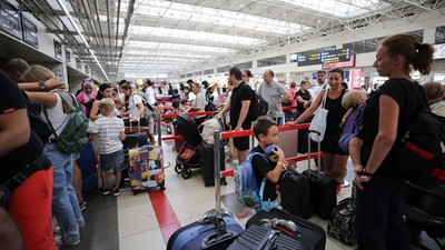 Antalya'ya tarihi rekor! Tek bir günde 214 bin yolcu