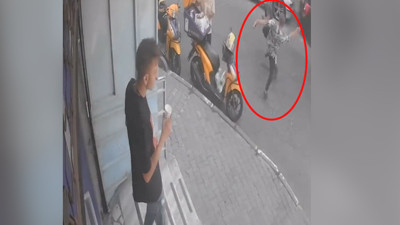 Sokakta sohbet eden bir vatandaş, polisin kovaladığı şüpheliyi çelme takarak düşürdü