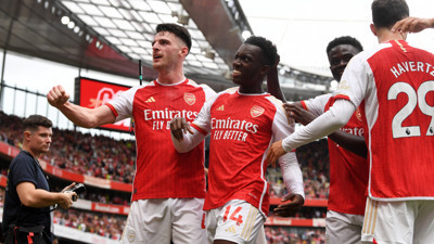 Arsenal sezona 2-1'lik galibiyetle başladı