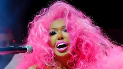 Bülent Ersoy Barbie akımına son noktayı koydu! Sahneye pembeler içinde çıktı