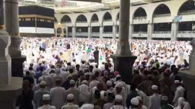 Kabe'de cuma namazı sırasında imam değişti
