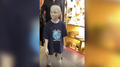 Uzaylı çocuk gören herkesi şaşırttı: Tam olarak kim bu?