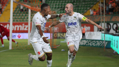 Alanyaspor sahasında Başakşehir'i 2 golle geçti
