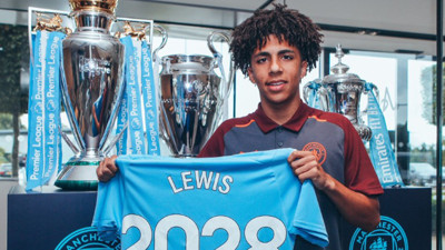 Manchester City genç İngiliz Rico Lewis'in sözleşmesini uzattı