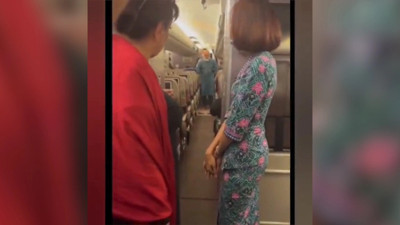 Uçakta namaz kılan adam polis tarafında böyle gözaltına alındı