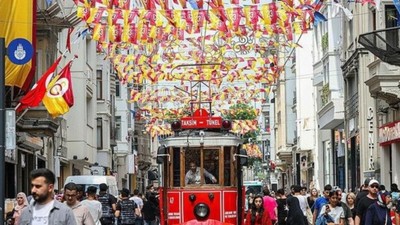 Beyoğlu'nda mağazalar çift vardiya: Gece vakti bile tamamen dolu