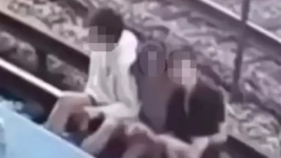 Raylarda fotoğraf çekiliyorlardı: Elektrik akımına kapıldılar