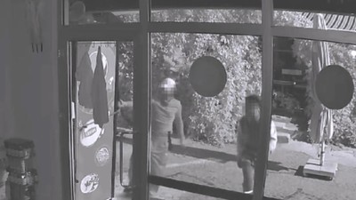 Hırsızlar girdikleri dükkanda pide yedi kola içti!