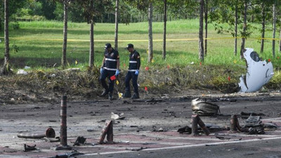 Malezya’nın başkenti Kuala Lumpur’da özel bir jet otoyola çakıldı! Korku dolu anlar kamerada
