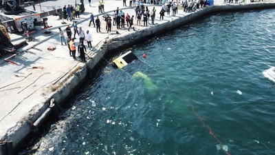 Son Dakika: Eminönü'nde denize düşen İETT otobüs şoförünün sertifikasına el konuldu