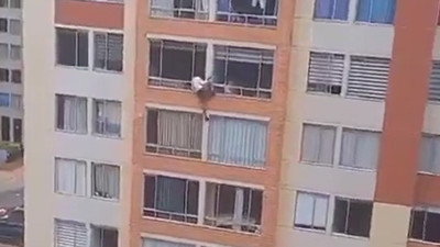Bogota'daki depremde bir kişi 7. kattan atladı