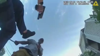 Polis çekiç ile saldırdı! O anlar kaydedildi