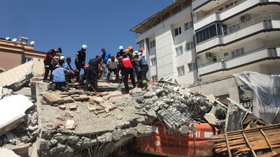 Gaziantep'te ağır hasarlı bina yıkım çalışmaları esnasında çöktü! Enkaz altında kalan operatör hayatını kaybetti
