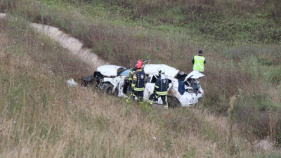 Kocaeli'de devrilen otomobildeki baba ve 2 oğlu hayatını kaybetti