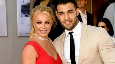 Sam Asghari'den boşanma kararı alan Britney Spears'den evliliğe veda partisi! Erkeklerin kucağında poz verdi