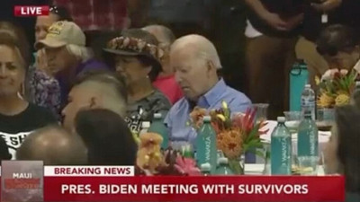 Yangının çıktığı Hawaii'ye giden ABD Başkanı Joe Biden toplantıda uyuyakaldı