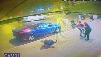 İzmir'de 61 yaşındaki kadın komşularını vurdu: O anlar kamerada