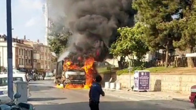 Üsküdar'da çöp kamyonu alev alev yandı