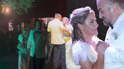 Volkan Konak 30 sene önce parasızlıktan yapamadığı düğünü şimdi yaptı! Karısına verdiği sözü tuttu, gündem oldu