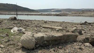İstanbul'da barajın suları çekildi, asırlık mezarlık gün yüzüne çıktı!