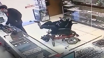 ABD'de engelli şahıs ayaklarıyla hırsızlık yaptı