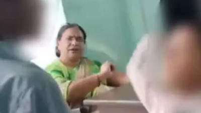 Hindistan'da öğretmenin Müslüman öğrenciyi arkadaşlarına tokatlattığı video tepki çekti