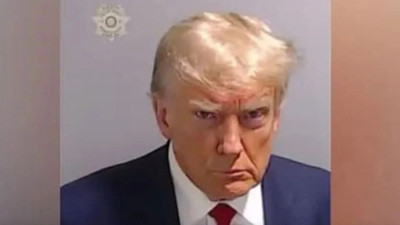 Trump'ın sabıka fotoğrafı ticarete dönüştü! Tişörtlere, bardaklara basıldı