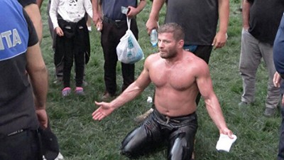 Başpehlivan İsmail Balaban'dan müsabaka sonrası sert tepki: Sen beni satın mı aldın kardeşim?