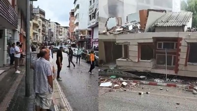 Hatay'da şiddetli yağış sırasında ağır hasarlı 2 katlı bina çöktü