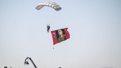 TEKNOFEST Ankara'da başladı! Paraşüt gösterileri büyüledi