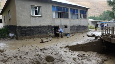 Hakkari'de yağışın olmadığı köyü, yayladan gelen su bastı