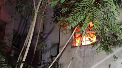 Malatya'da depremde ağır hasar alan bina yandı!